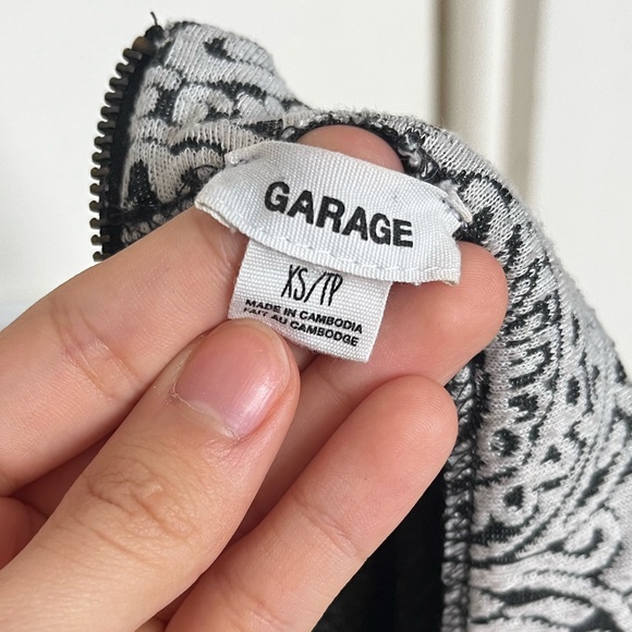 Garage abstract patterned crop top high neck - Picture 5 of 6